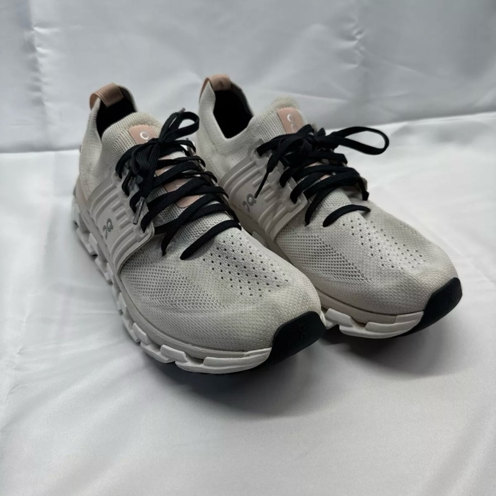 On Cloud pink/cream women’s size 10